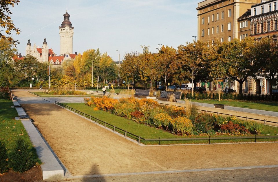 Pocket Park near city centre (background: City Hall)