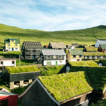 Unsplash – Tommy Kwak: maisons brunes et blanches sur le champ d'herbe verte pendant la journée