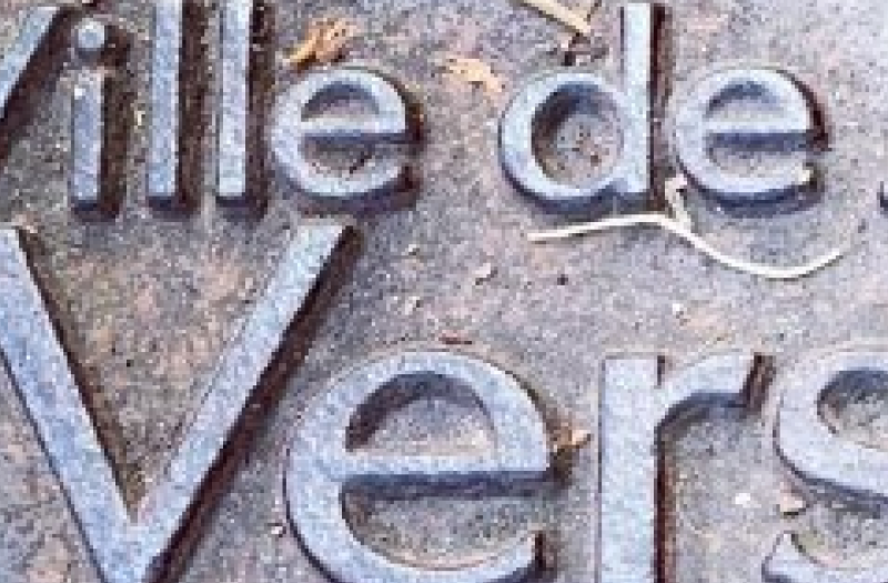 Ironwork sign saying 'ville de versailes'