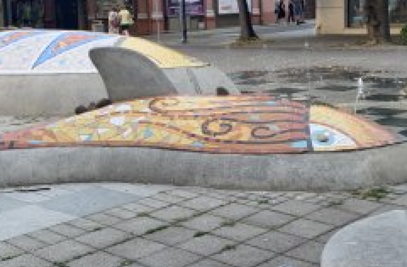 Mosaics and sinuous sculptures in a grey urban realm
