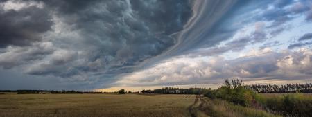 extreme weather example of dark grey clouds