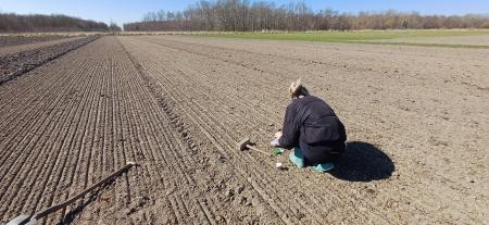 trans4num project - kneeling on soil