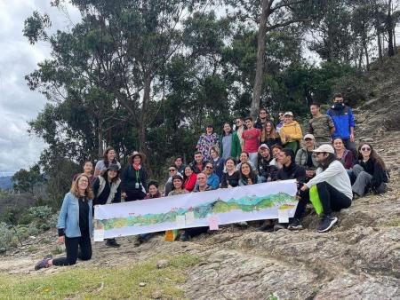 Fundación_Cerros_de_Bogotá - community holding a sign on the side of a rocky hill